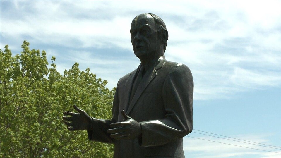 Statue de René Lévesque