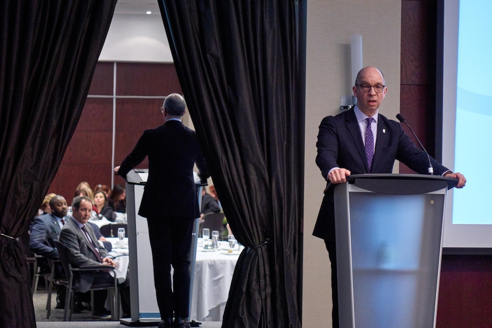 Le président de la Fédération des chambres de commerce du Québec, Stéphane Forget, faisant un discours devant des personnes assises autour de tables.