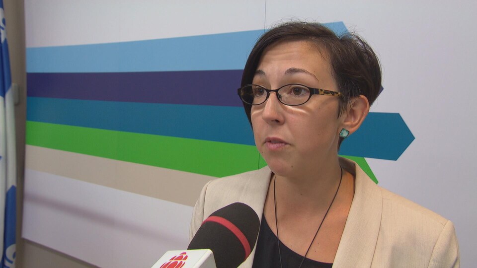 La présidente de la Société de transport de l'Outaouais, Myriam Nadeau, répond aux questions d'une journaliste.