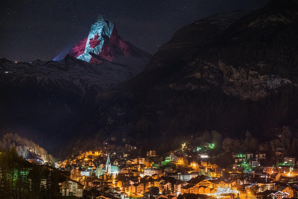 Le Cervin en Suisse était illuminé avec l'Unifolié durant la nuit de vendredi.