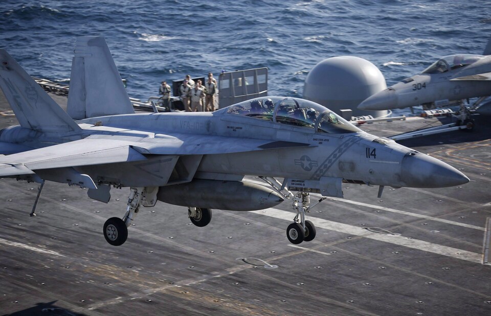 Un Super Hornet de Boeing atterrit sur un porte-avions américain lors d'un exercice militaire conjoint États-Unis-Corée du Sud tenu en octobre 2015.