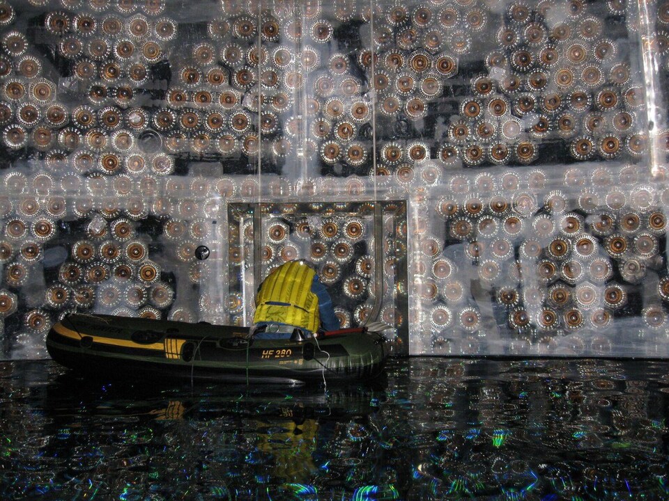 Un scientifique travaille à l'intérieur du détecteur de neutrinos SNO+, dans le Grand Sudbury.
