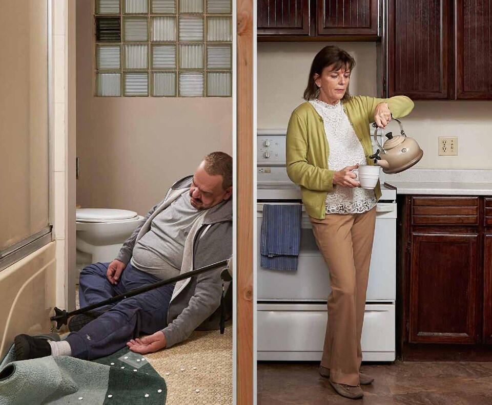 Un homme gît sur le sol de la salle de bain tandis que sa femme prépare un café dans la pièce voisine. 