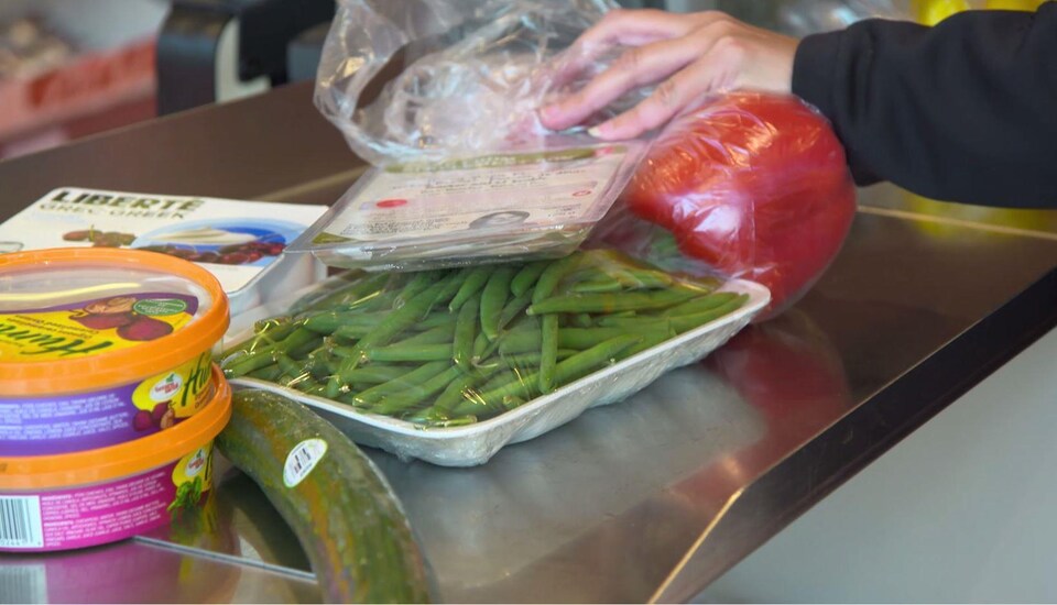 Des légumes emballés dans du plastique