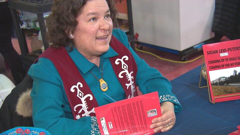 Susan Levi-Peters dédicace une copie de son livre « Standing Up To Shale Gas, Standing Up For My People ».