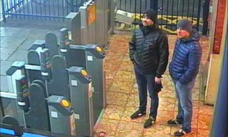 Deux hommes se tiennent debout devant des tourniquets.