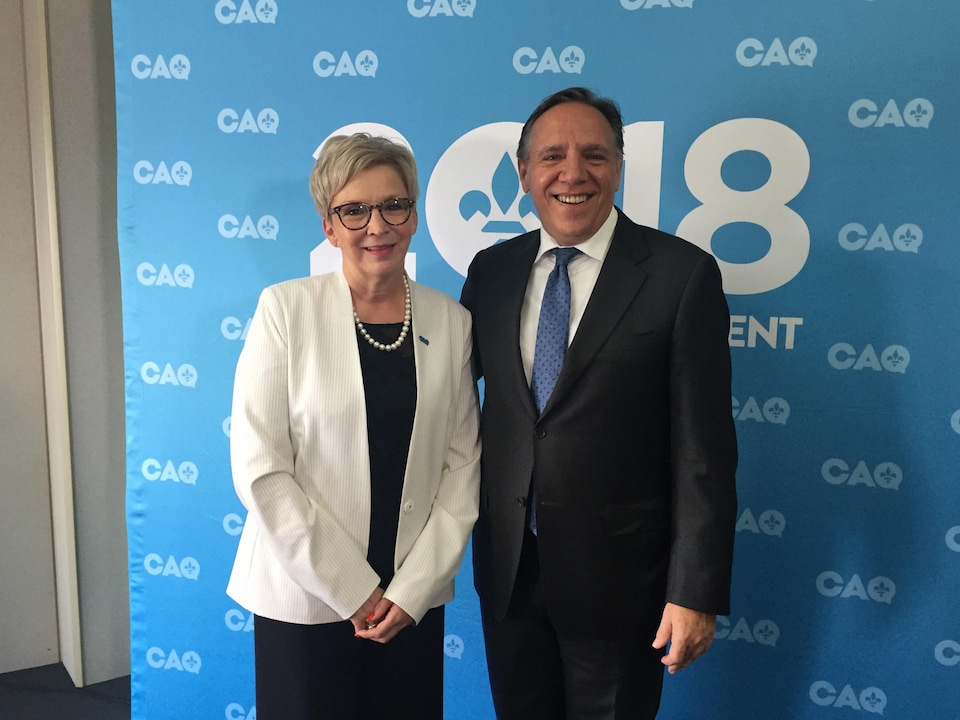 Suzanne Blais, candidate de la Coalition avenir Québec, en compagnie du chef de la CAQ François Legault