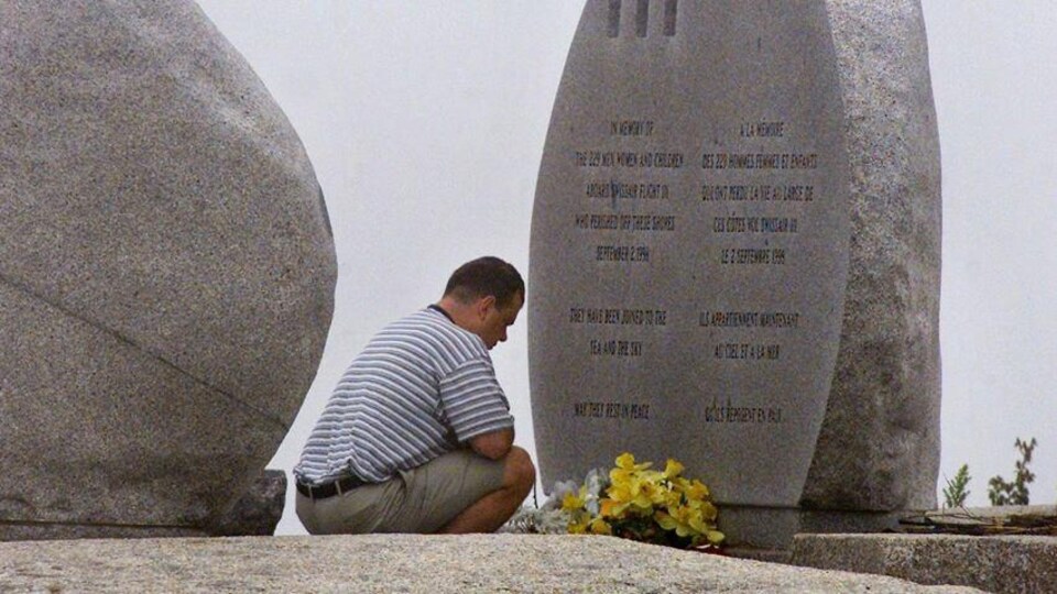 Un homme se recueille au mémorial de Swissair à Bayswater en Nouvelle-Écosse le 2 septembre 2001.
