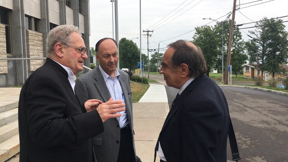 L'ex-comptable de Gastem et témoin, Bernard Hénault, est entouré de l'avocat de la société, Daniel M.Kochenburger, et du président de Gastem, Raymond Savoie