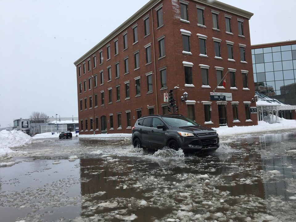 Après, la neige, des rues inondées à Québec
