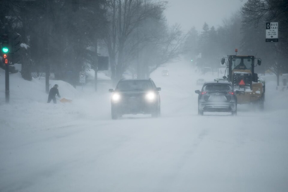 Déneigeurs et automobilistes partagent la route sous la tempête.