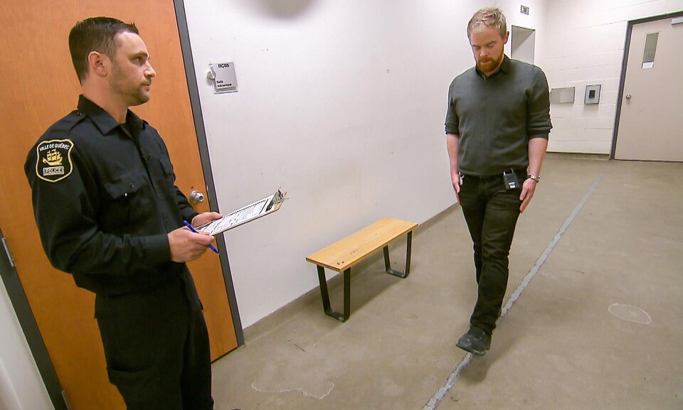 L'agent évaluateur du Service de police de la Ville de Québec lors d'une simulation d'une épreuve de coordination de mouvement pour la détection du cannabis au volant