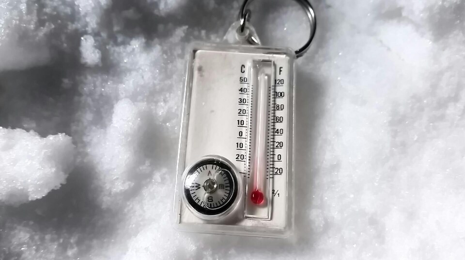 Un thermomètre dans la neige. 