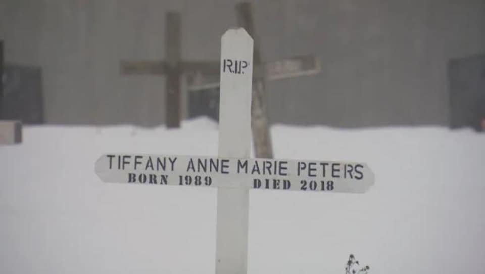 La croix sur la tombe de la jeune femme autochtone, originaire d'Elsipogtog, au Nouveau-Brunswick.