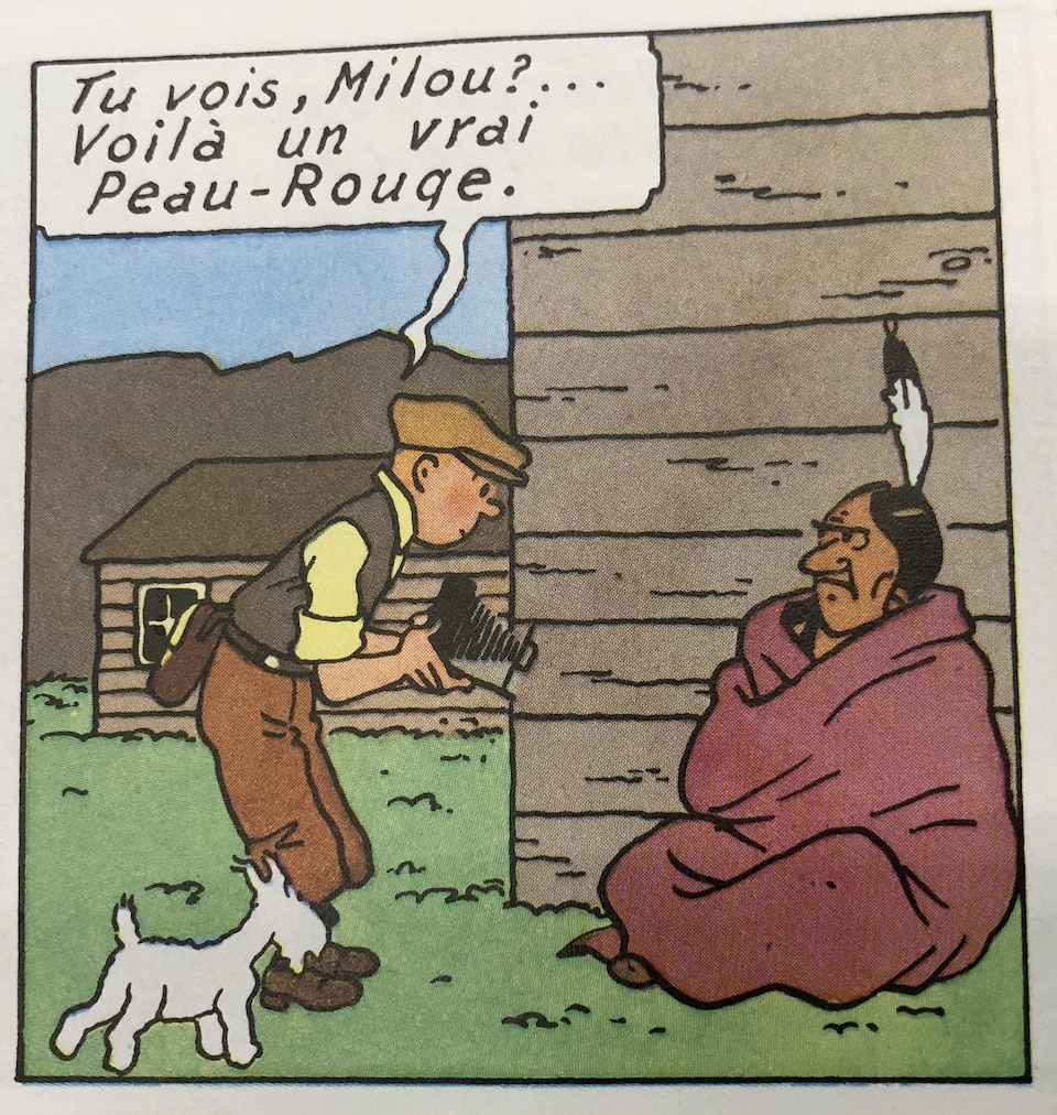 Tintin potká domorodce a říká mu „Rudá kůže“.