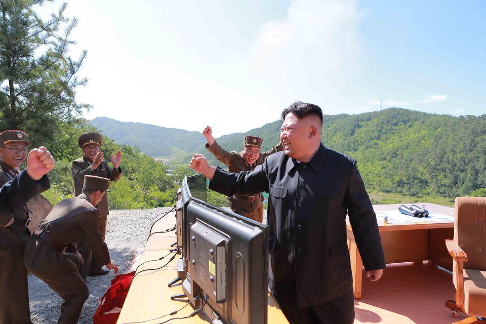 Images du régime nord-coréen montrant le leader Kim Jong-un jubilant après le tir réussi du missile.