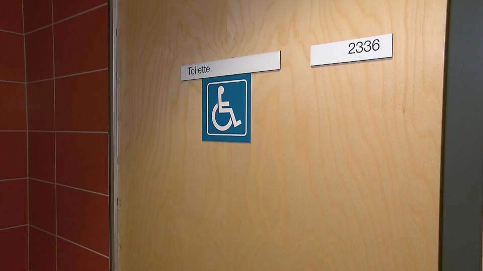 L'Université Laval a modifié les pictogrammes de certaines toilettes afin qu'elles soient universelles.