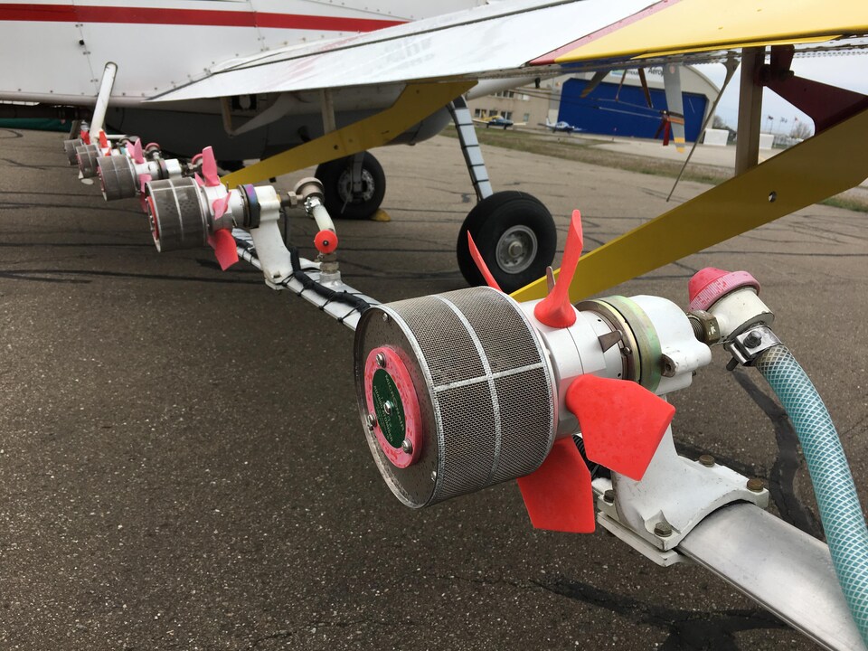 Le système de gicleurs installé sous les ailes des avions qui participent à la lutte contre la tordeuse des bourgeons de l'épinette