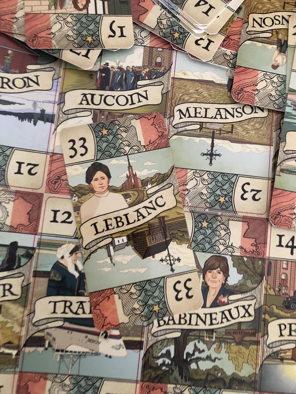 Des cartes sur une table avec des noms comme « LeBlanc », « Babineau » et « Melanson ».
