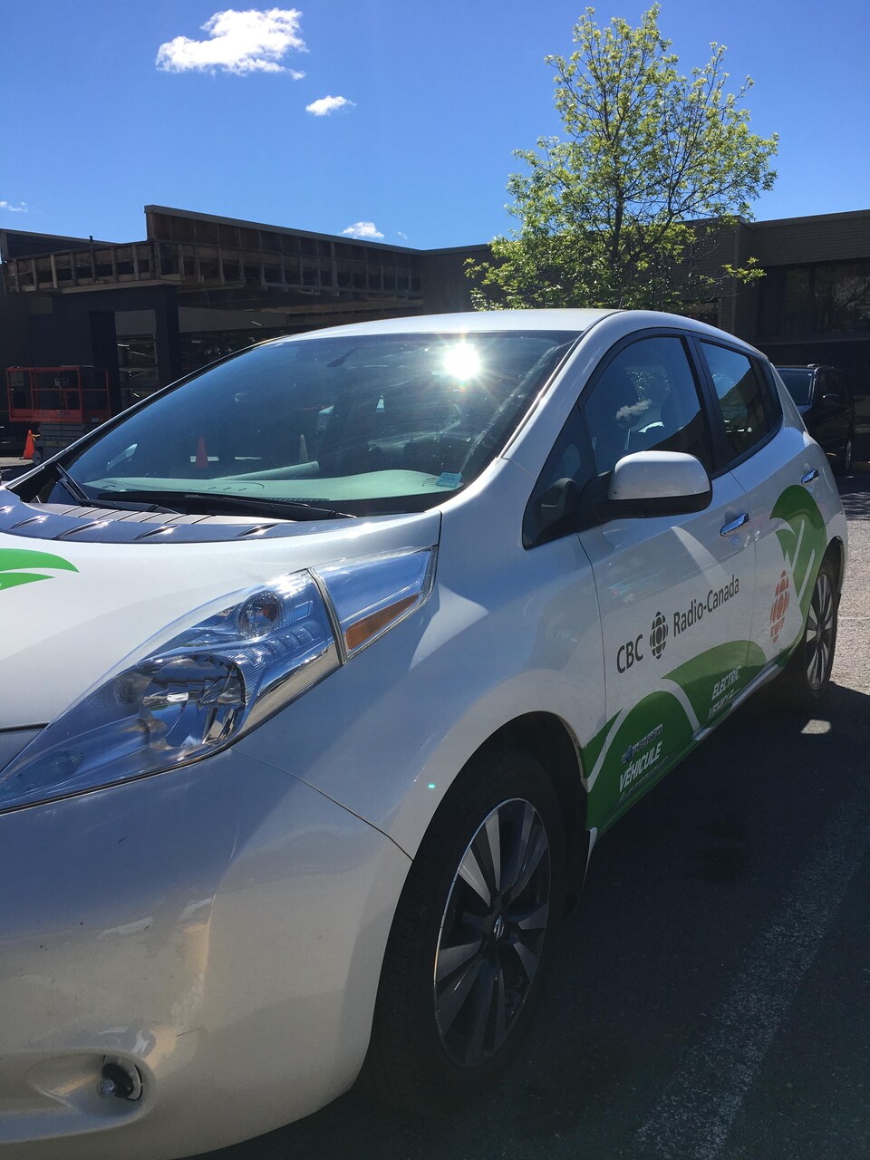 La voiture utilisée pour faire le tour de la Gaspésie en voiture électrique. Il s'agit d'une Nissan Leaf 2016 avec une autonomie de 170 kilomètres.