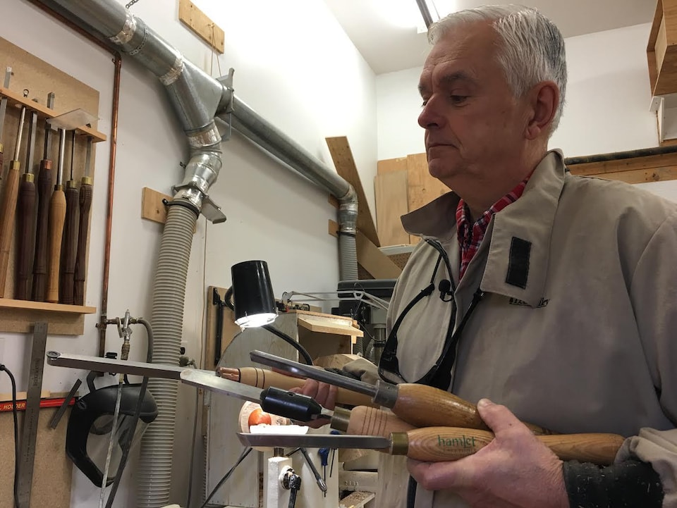 Denis H. Gauthier est debout dans son atelier