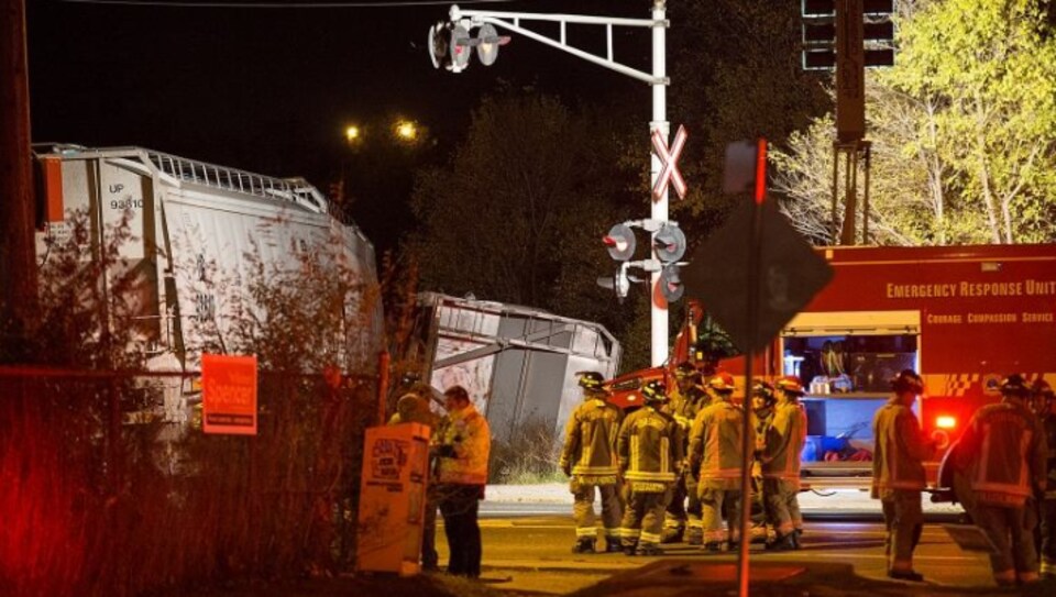 Un train de marchandises a déraillé tôt dimanche matin dans un quartier résidentiel de Toronto.