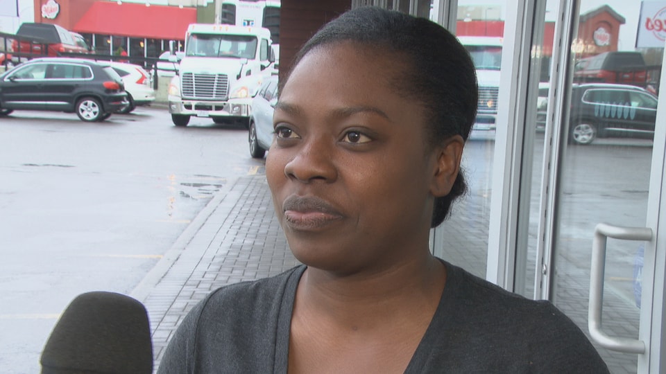Une travailleuse de Gatineau affirme qu'elle arrive difficilement à faire vivre sa famille en gagnant le salaire minimum.