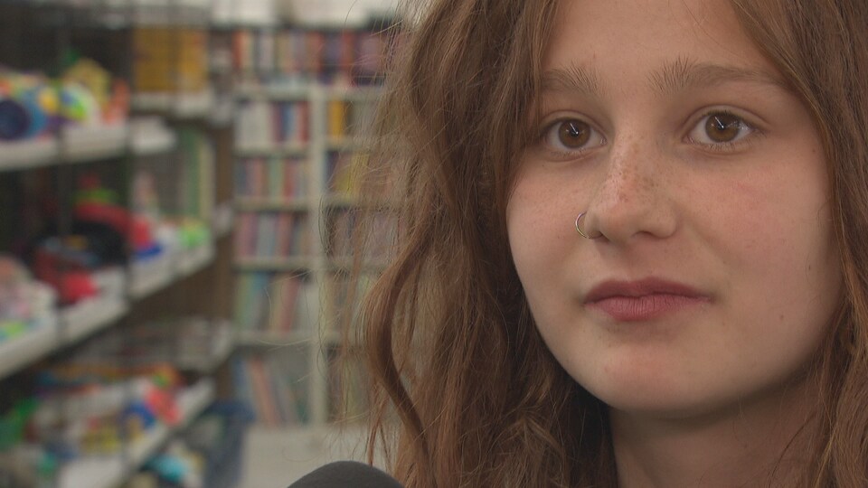 Une travailleuse de Gatineau explique qu'elle ne peut vivre sur le salaire minimum.
