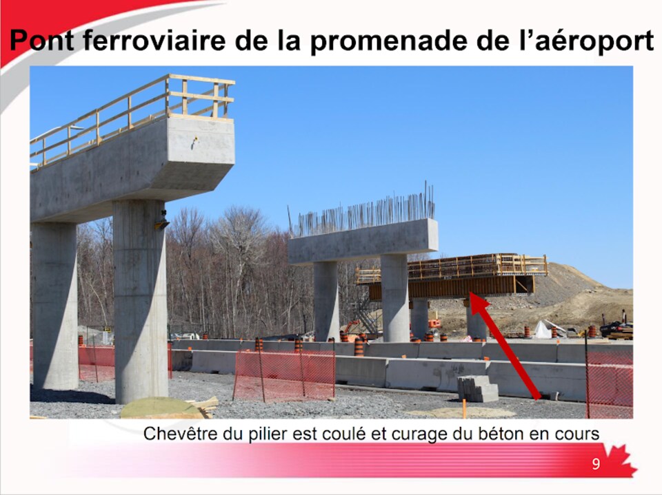 Des piliers qui formeront un point ferroviaire près de l'aéroport d'Ottawa.