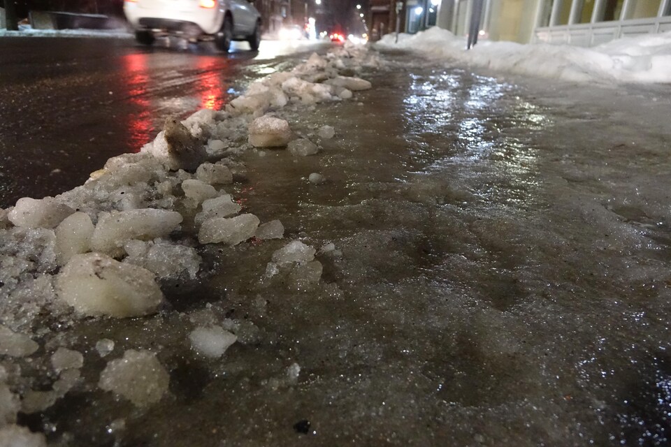 Plan rapproché d'un trottoir glacé.