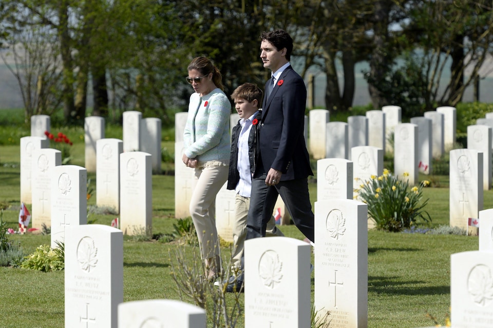 Justin Trudeau, sa femme Sophie et leur fils Xavier au cimetière militaire canadien de Bény-sur-Mer en Normandie, le 10 avril 2017.