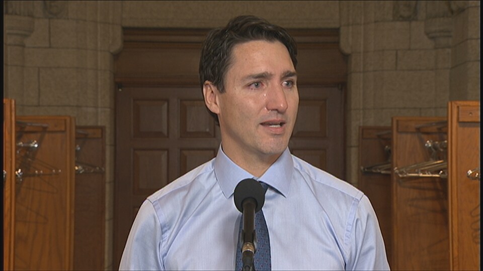 Justin Trudeau qui s'exprime au sujet de Gord Downie en conférence de presse, la larme à l'oeil. 