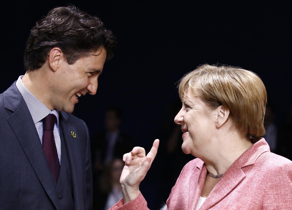 Justin Trudeau et Angela Merkel lors d'un sommet de l'OTAN en Pologne, l'été dernier. 