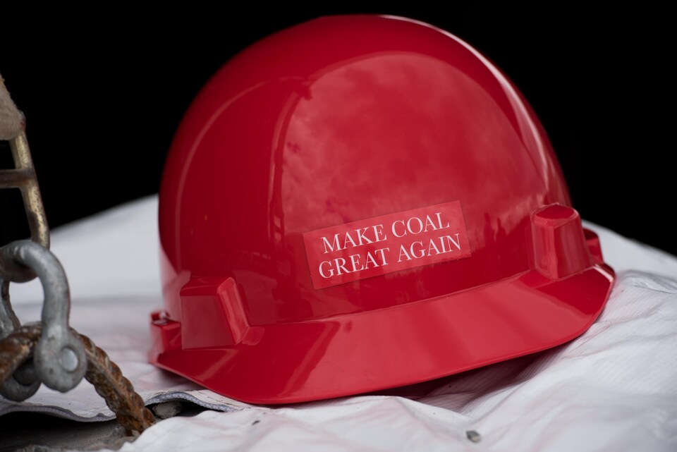 Un casque rouge de mineur sur lequel il est inscrit : « Make Coal Great Again » (Rendre sa grandeur au charbon)