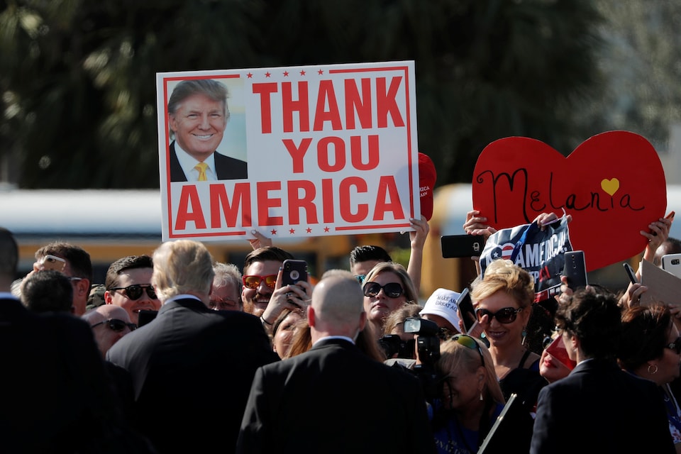 Le président américain Donald Trump (de dos) est accueilli par des sympathisants à son arrivée en Floride où il passera ses vacances des Fêtes. 