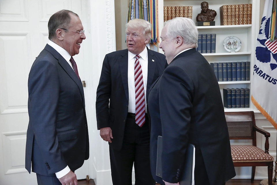 Donald Trump rigole avec le ministre Lavrov et l'ambassadeur Kysliak à la Maison-Blanche.