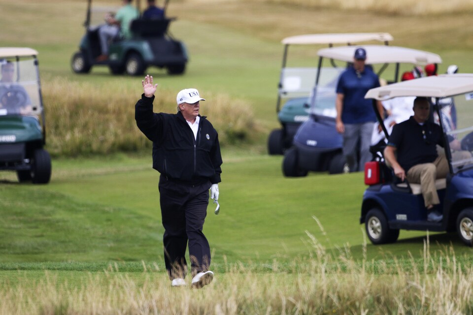 Le président américain a salué les manifestants réunis devant le terrain de golf de Turnberry, où il a joué quelques rondes samedi.