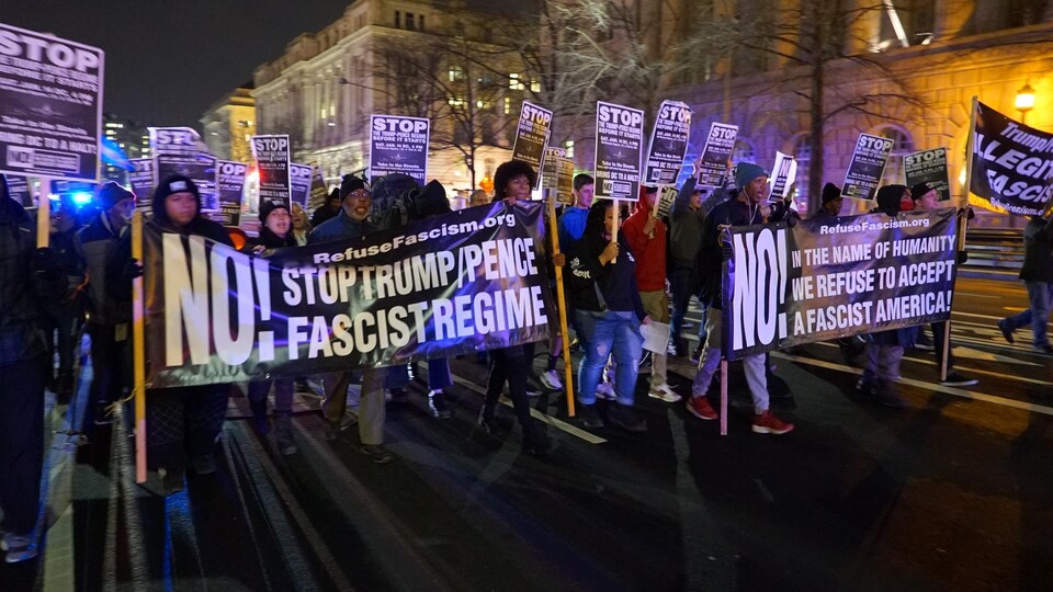 Un groupe anti-Trump manifeste contre la politique du futur président Donald Trump à Washington, la capitale américaine.