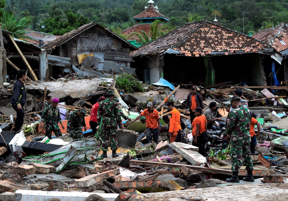 Les secours recherchent des victimes dans les décombres après le tsunami qui a frappé le district de Rajabasa, dans le sud de Lampung.