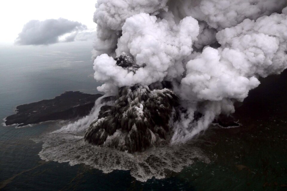 Une vue aérienne du volcan Anak Krakatau lors d'une éruption dans le détroit de Sunda au sud de Lampung, Indonésie, 23 décembre 2018.