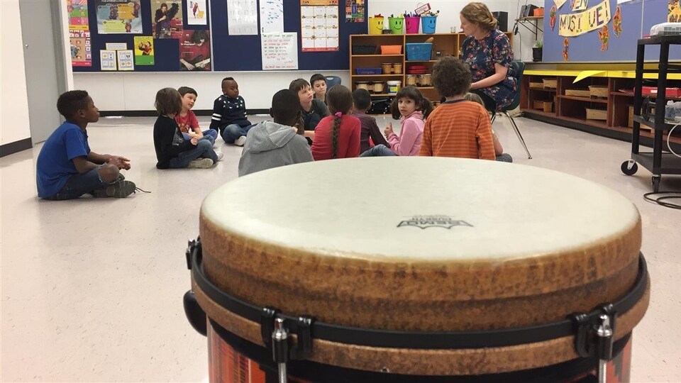 Le tubano dans la classe de musique à l'École Précieux-Sang