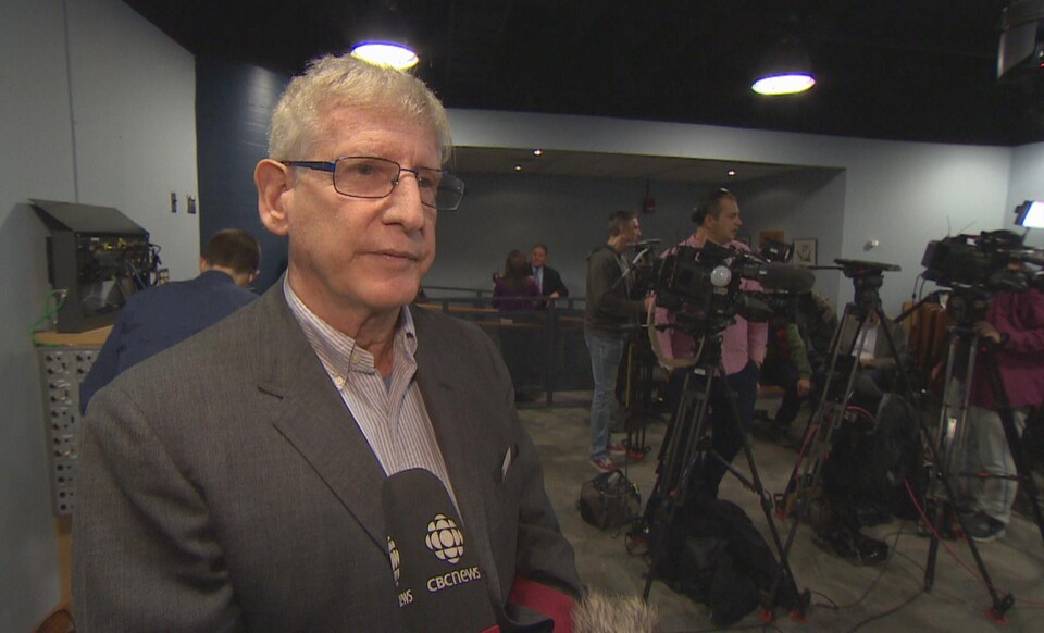 On voit l'écrivain James Dubro après la conférence de presse de la police au quartier général de Toronto.