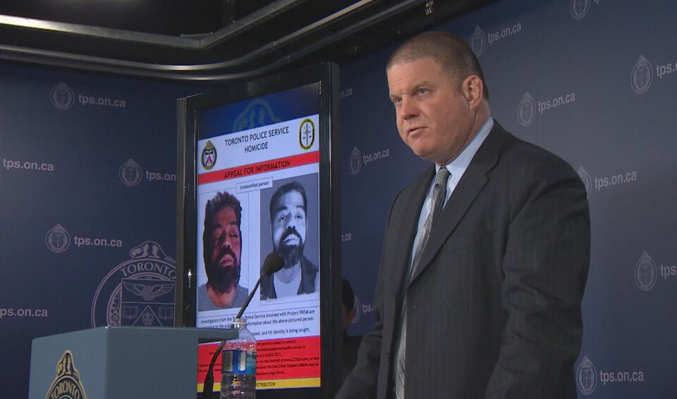 On aperçoit le sergent-détective Hank Idsinga présenter la photo d'un homme que la police n'a pas encore réussi à identifier dans l'enquête criminelle sur Bruce McArthur.