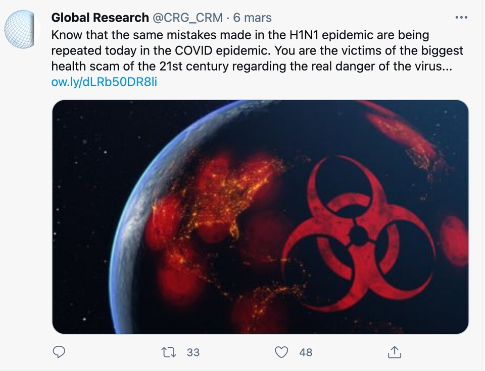 On y voit un tweet en anglais où on nie l'existence d'un danger relatif à la COVID-19 ainsi que l'image d'une planète en rouge foncé avec un symbole de risque biologique.