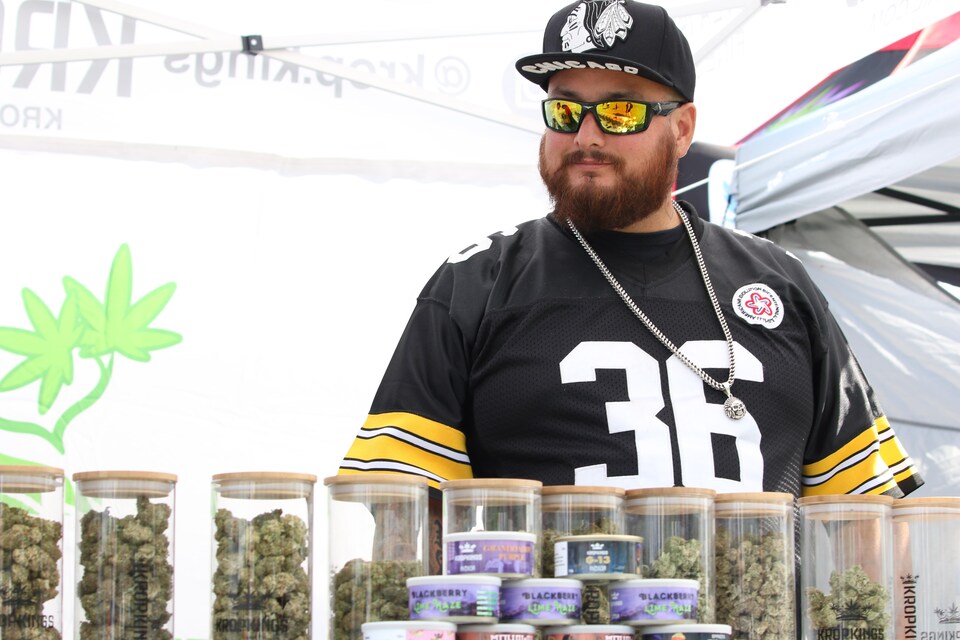 Un kiosque de cannabis au festival autochtone de cannabis, la Indigenous Cannabis Cup.