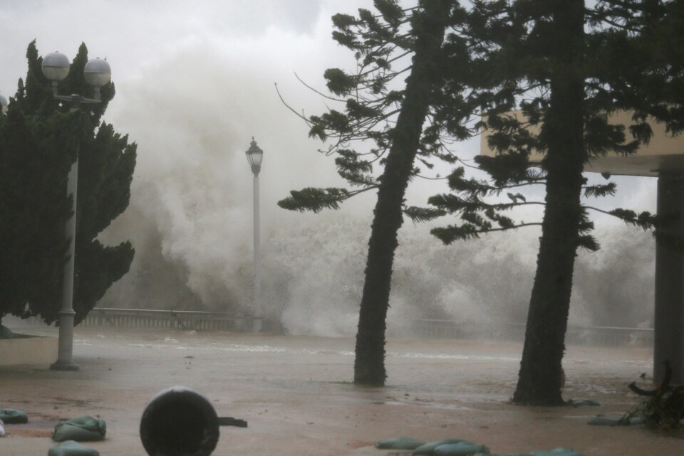 De hautes vagues ont déferlé sur les rives de Heng Fa Chien, un quartier résidentiel, à Hong Kong.