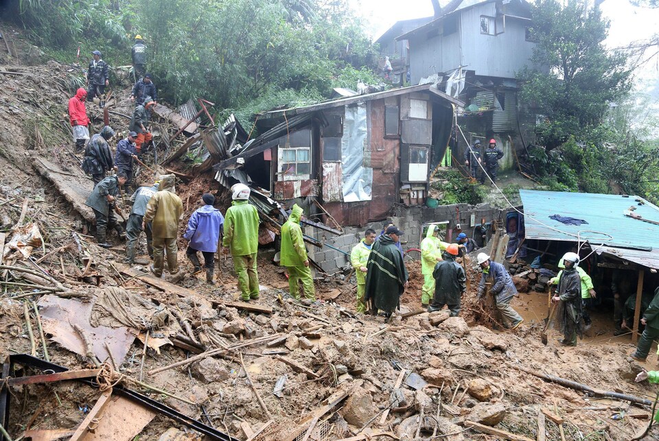 À Baguio, aux Philippines, les secouristes sont toujours à la recherche de trois personnes disparues dans un glissement de terrain.