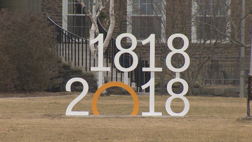 Les chiffres 1818 et 2018 plantés dans la pelouse devant l'Université Dalhousie.