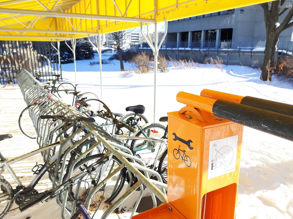 L'Université Laval dispose de trois bornes de réparation pour les vélos sur son campus.
