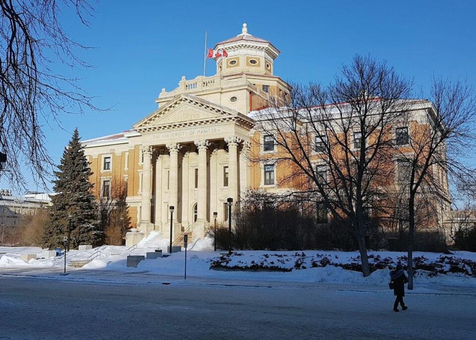 La façade d'un édifice de l'Université du Manitoba.